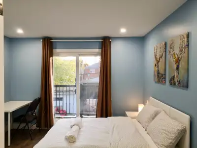 Private Bedroom Private Bath for rent located in the heart of downtown Toronto (Dundas and Bathurst)...