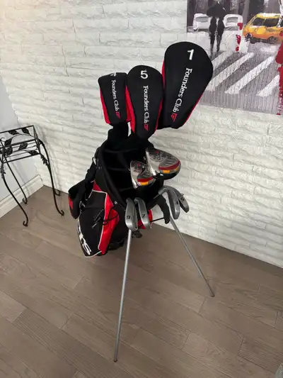 Sac de golf en très bonne condition, vien avec fer 3-5-7-9, un bois 1 et quelques autres bois et hyb...
