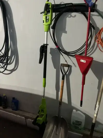 Telescopic electric 10’ chainsaw, new condition