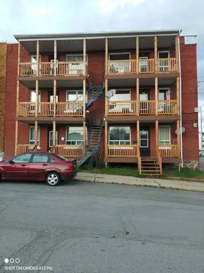 Shawinigan très beau et propre logement 5 1/2 a louer avec plancher bois franc situé près de tout le...