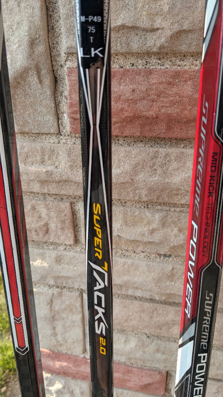 Left hand hockey sticks in Hockey in Sudbury - Image 4