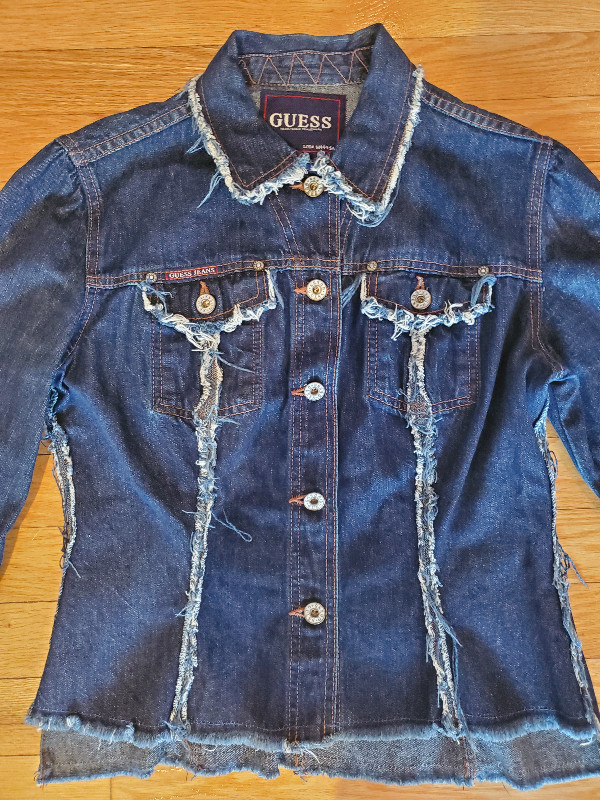 Veste en jeans Guess  jeans Jacket impeccable dans Femmes - Hauts et vêtements d'extérieur  à Longueuil/Rive Sud - Image 2