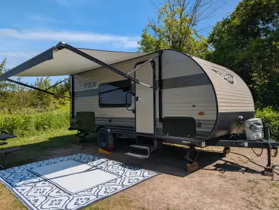 Perfect 19ft. size camper sleeps 5. Queen Murphy bed, Double size bunks, table turns to bed. Full ba...