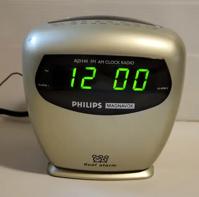 Vintage Phillips Magnavox Dual Alarm Clock Am/ Fm Radio in General Electronics in Oshawa / Durham Region - Image 4