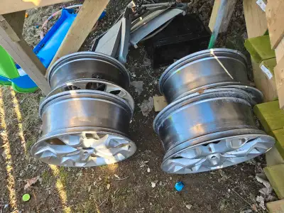 Selling 4 19 inch ford rims off a 2013 escape titanium. Only selling cause I have 17 inch on her and...