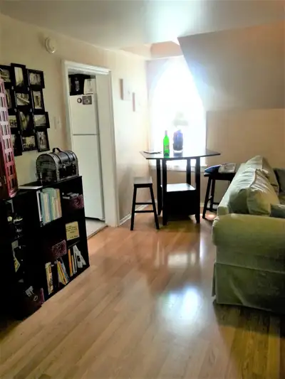 Coolest pad in downtown Barrie. This is a charming 2 bdrm apt. located on the 2nd floor of a duplex...