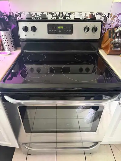 Four à convection de marque frigidaire. En très bon état. Propre. Tous les brûleurs et le four sont...