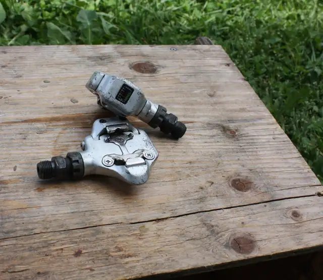 SHIMANO PD-A525 clipless spd pedals / pédales de vélo (JAPAN) in Frames & Parts in City of Montréal - Image 2