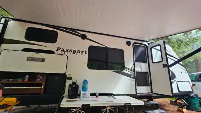 À VENDRE – Roulotte Keystone Passport 239ML 2018 Vous cherchez une roulotte légère, bien équipée et...