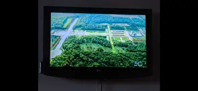 LG TV 32" + Roku Express, View more