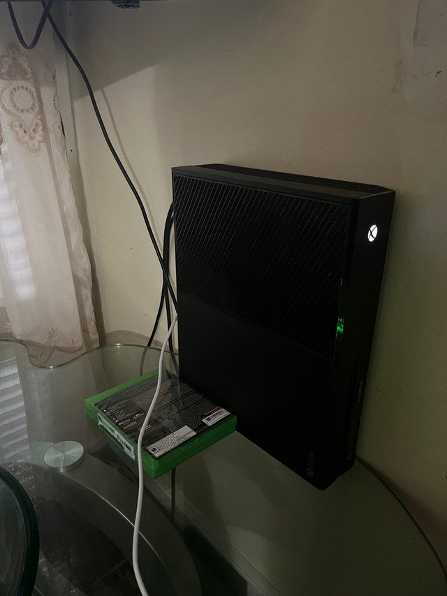 Xbox One for Sale with controller, games in XBOX One in Mississauga / Peel Region