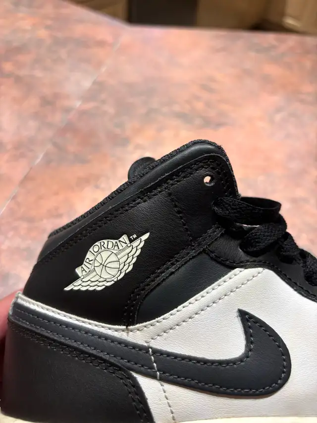 soulier Nike air Jordan gr:6.5 30$ in Basketball in Laval / North Shore - Image 2