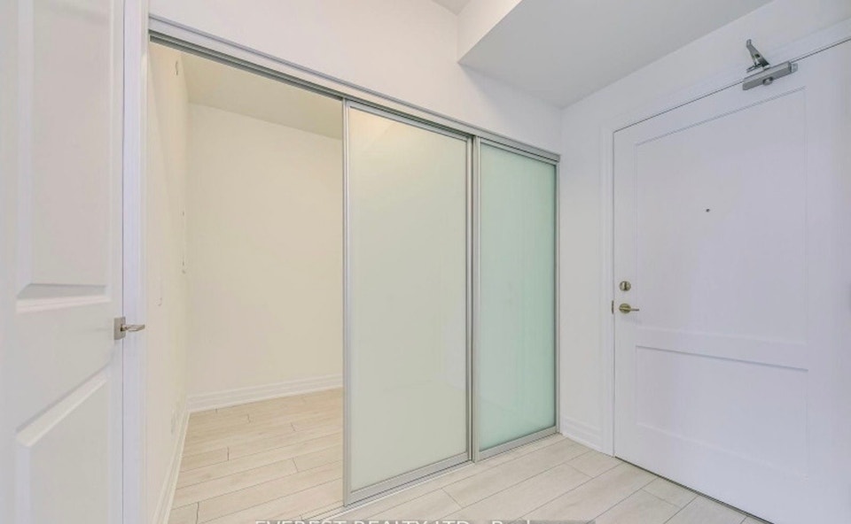 Beautiful 1 Bedroom + Large Den 5