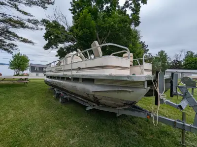 Looking to get out on the lake this season? This 2001 Starcraft 22-foot Pontoon Boat is ready to go!...