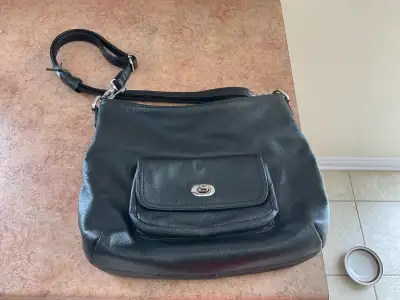 Sac à main noir en cuir à vendre en bon état, rarement utilisé