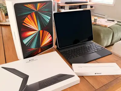 iPad Pro 12.9 (5th generation), 512GB, puce M1, mini led, gris silver Magic Keyboard Apple pencil Le...