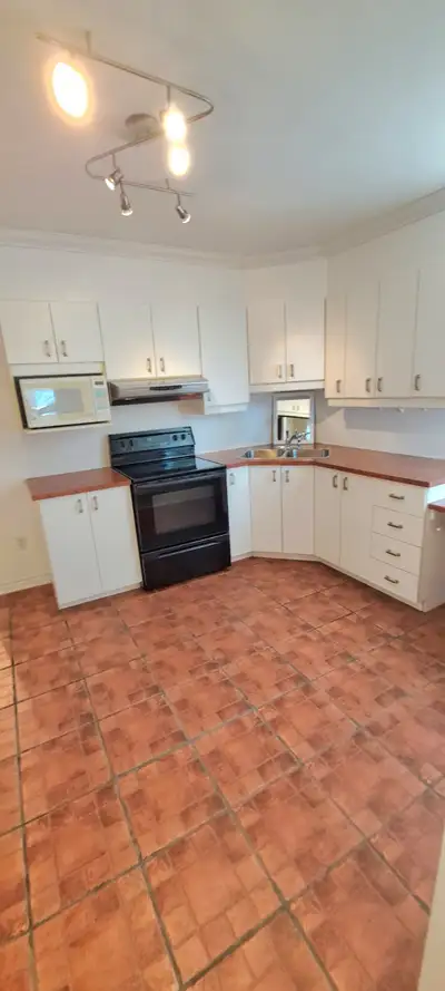 Appartement - 3ième étage, dernier étage, - Fenêtre dans chaque pièce, - Inclus, cuisinière, frigida...