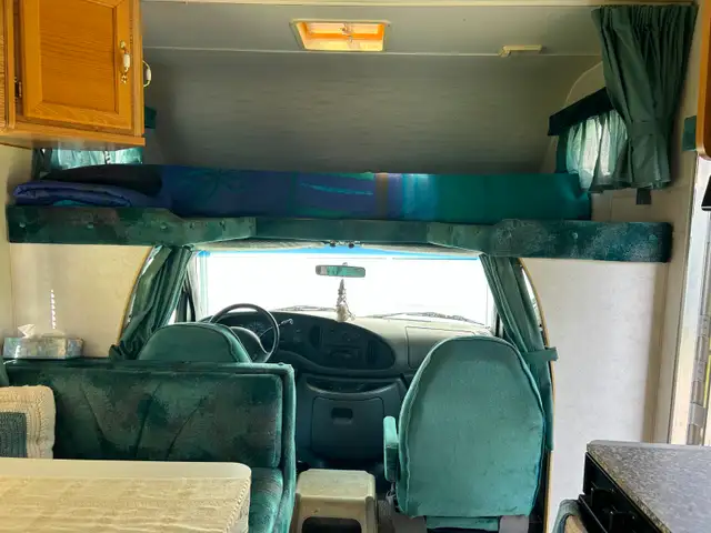 SOLD 1998 Ford E-350 Slumber Queen Motorhome in RVs & Motorhomes in Revelstoke - Image 9