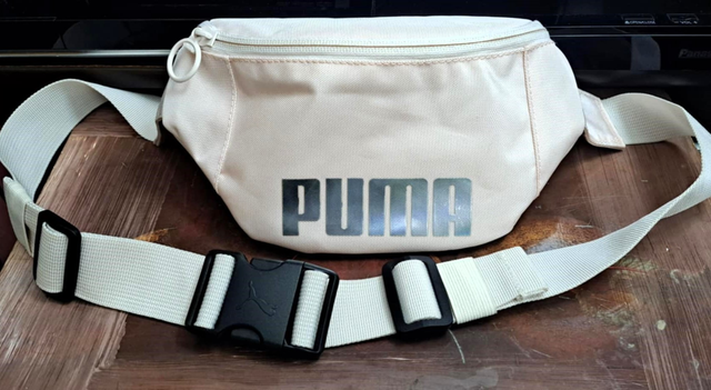 Puma Waist Logo Crossbody Waist Belt Bag Like New in Bags & Luggage in City of Toronto - Image 2