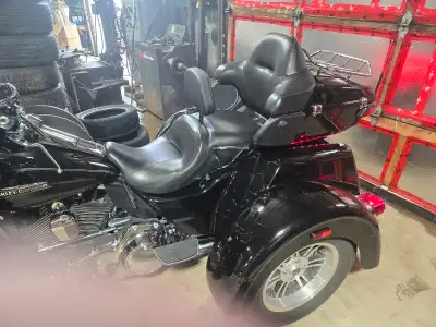 Experience the ultimate freedom on the open road with this stunning 2015 Harley-Davidson Tri Glide,...