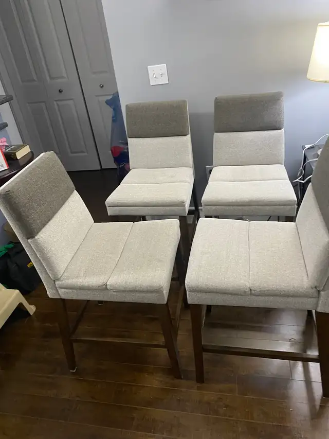 Table & Chairs in Dining Tables & Sets in Dartmouth - Image 3