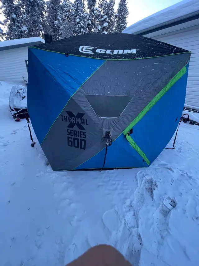 Ice fishing tent in Other in Whitehorse - Image 3