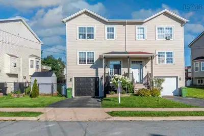 Semi-detached house for rent in the highly sought after neighborhood of Beechville. Home features: •...