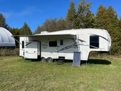 Looking for the perfect travel trailer to hit the road or upgrade your camping experience? Our 2009...