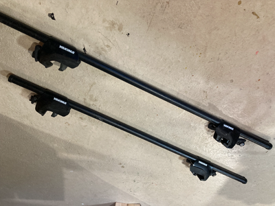 Système de barres de toit Yakima de 48 po. de long, pour voitures avec des barres surélevées. Étaien...