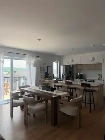 Grand 5 ½ – Vue sur le lac 1er mois gratuit 10 minutes de Bromont Cession de bail pour un magnifique...
