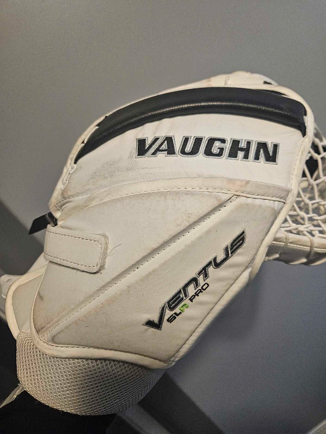 Vaughn Ventus Pads & Glove in Hockey in St. Albert - Image 3