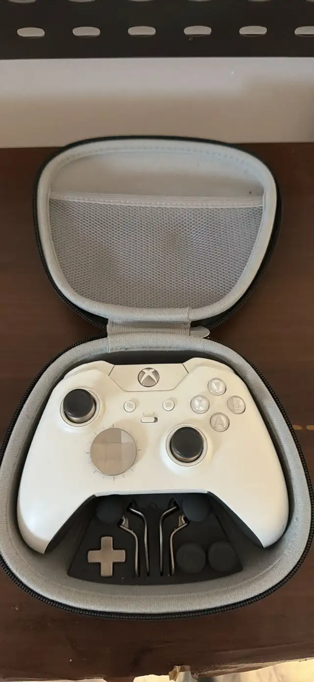 Xbox one controller with magnetic buttons in XBOX One in Laval / North Shore - Image 2