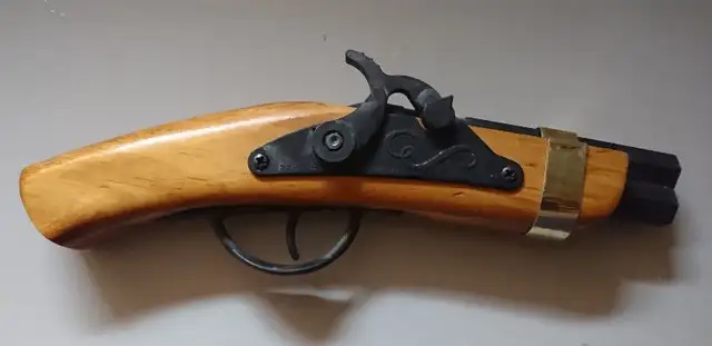 Vintage Wood Cap Gun Toy in Arts & Collectibles in Oshawa / Durham Region - Image 2