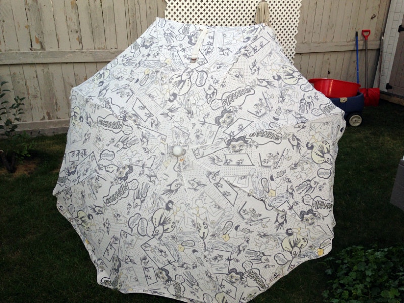 Vintage ‘Shelta’ Beach Umbrella strip 1970s) Arts