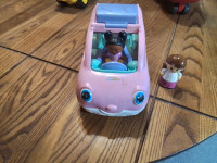 Voiture rose avec personnage little people de fisher price 
