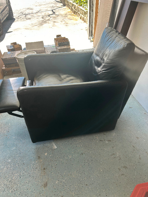 Lee Industries reclining, swivel leather chair for sale in Chairs & Recliners in City of Toronto - Image 3