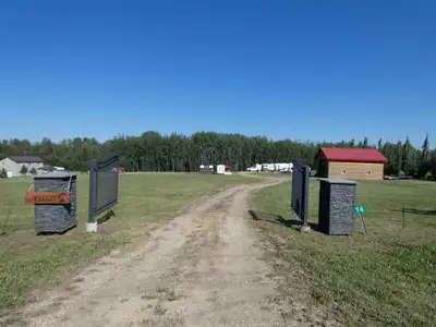 Escape the hustle and bustle while staying conveniently close to the city with this stunning lakefro...