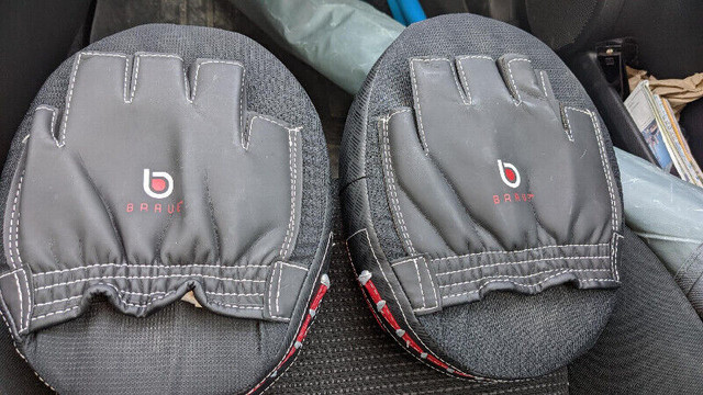 Century Brave Oval Punch Mitts Pair in Exercise Equipment in Mississauga / Peel Region - Image 3