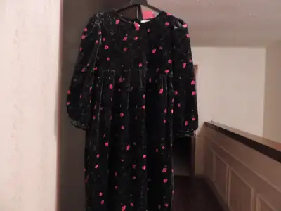 Get ready to celebrate special occasions with these girl's pretty dresses. All are in excellent cond...