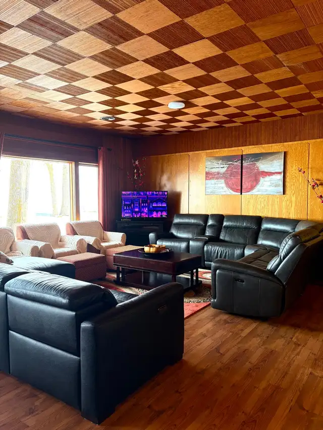 Furnished 4-Bedroom  Lakefront Residence sleeps up to 10