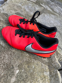 Nike Soccer shoes/cleats size  35EU / 3Y US 