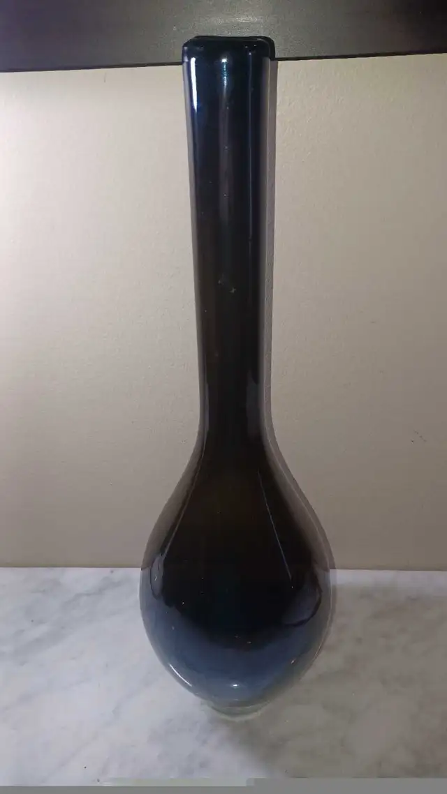 16"T Vtg Ikea Salong Tall Art Glass Bulb Vase Handblown Avocado  in Home Décor & Accents in Calgary - Image 3
