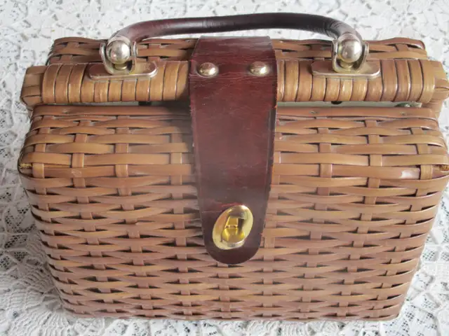 Vintage 1960s Basket Weave Style Purse in Women's - Bags & Wallets in New Glasgow - Image 8