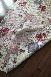Beautiful Quilt-Like Bedspread / Coverlet, 88 x 64 inches