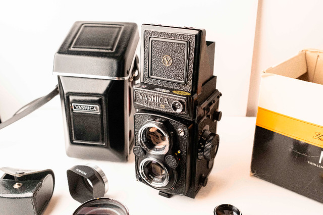 Yashica Mat 124G Medium Format Film Camera in Cameras & Camcorders in Charlottetown - Image 2