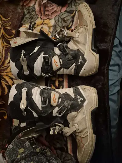 Size 12 alpine star motocross boots barely used can still read tags inside sold bike no use anymore...