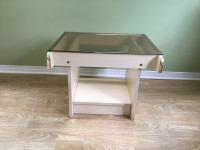 Table en bois avec vitre très propre 