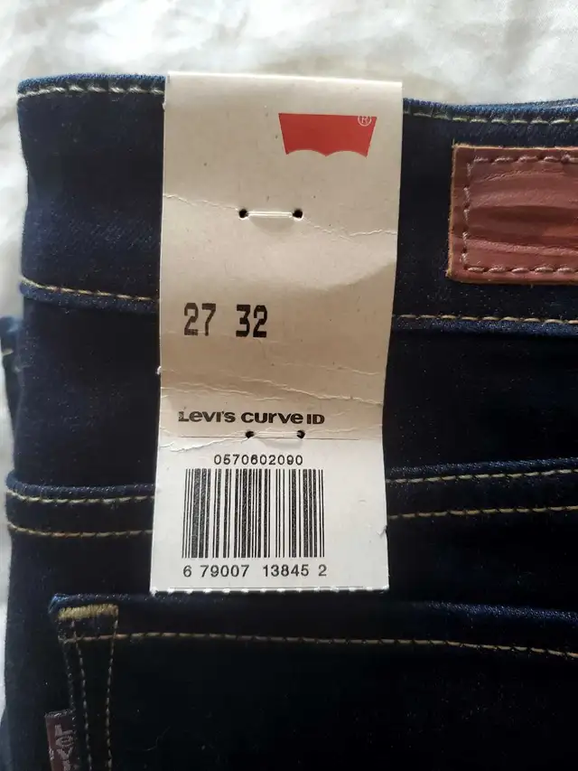2 women levis jeans in Women's - Bottoms in Mississauga / Peel Region - Image 3