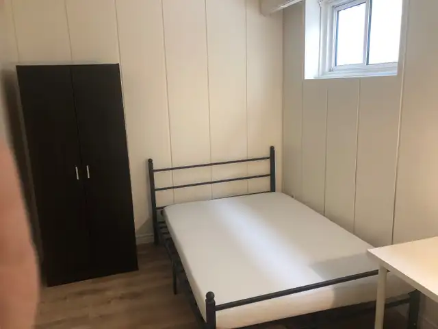 BEAUTIFUL ROOM FULLY RENOVATED HOUSE NORTH YORK BATHURST/STEELES