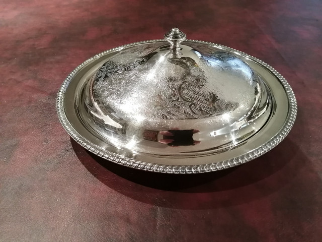 2 VINTAGE SILVER PLATED SERVING DISHES WITH LIDS in Kitchen & Dining Wares in Mississauga / Peel Region - Image 2